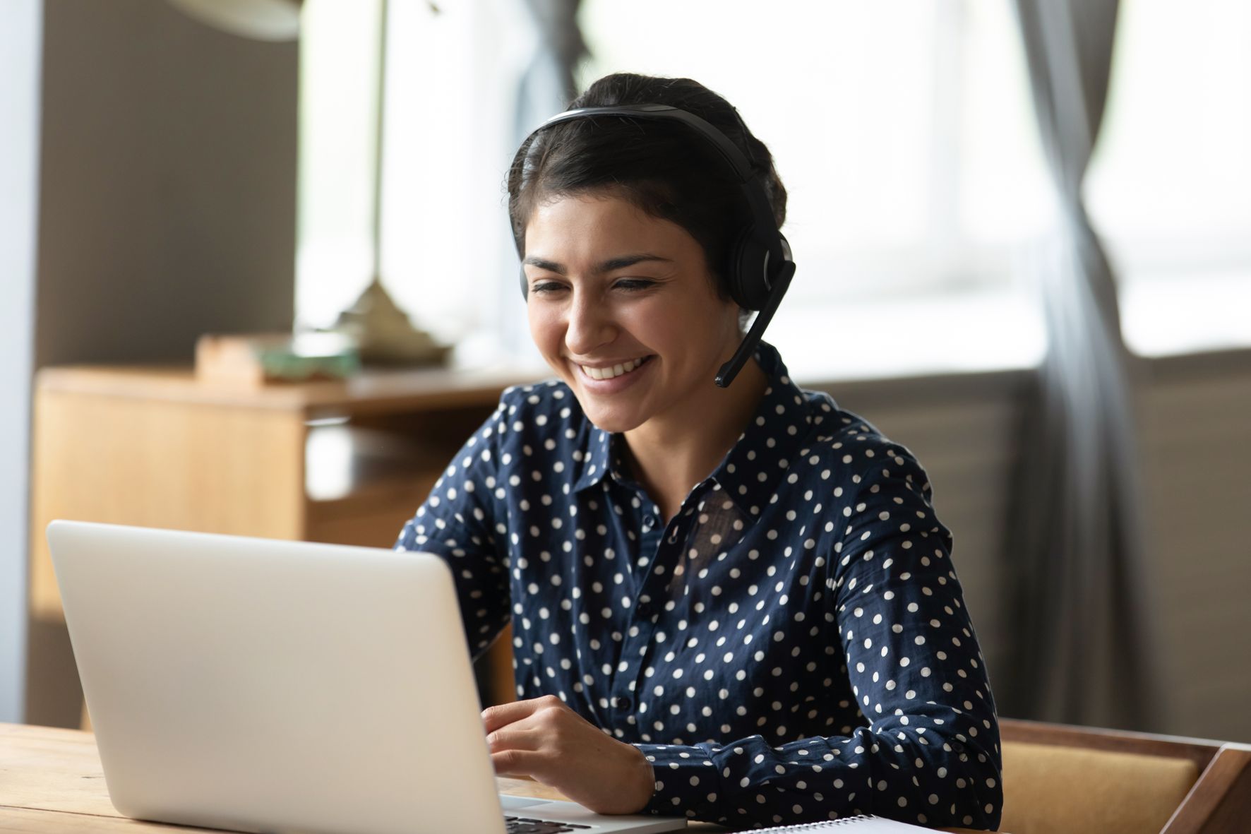 spanish tutor preparing for her online Spanish business lesson